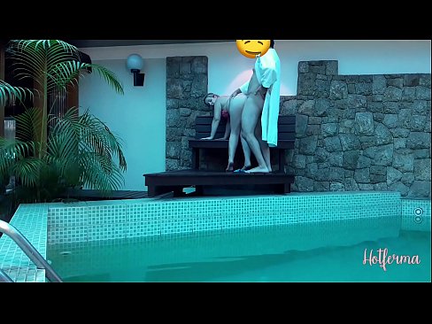 ❤️ Bos mengundang pelayan ke kolam renang, tetapi tidak bisa menahan panas ️ Porno pada kami